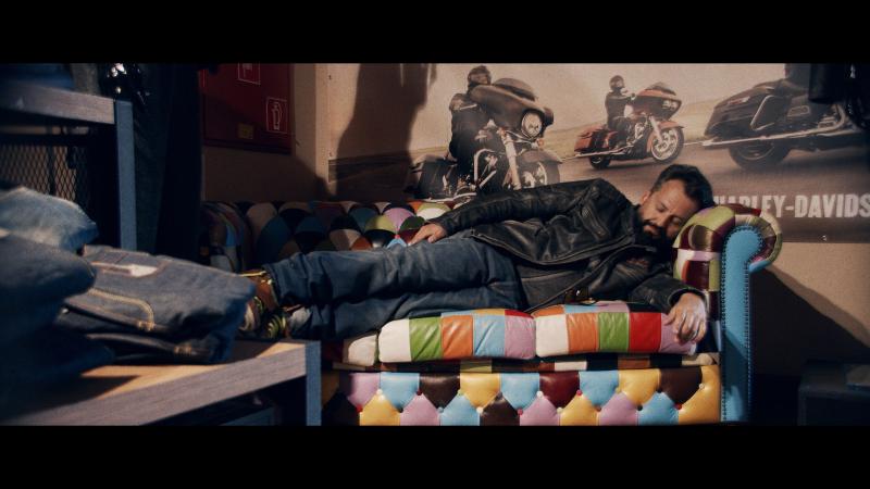 Marián Čekovský přichází s novým videoklipem k písni Po polnoci. Na své si v něm přijdou milovníci motorek a francouzských buldočků