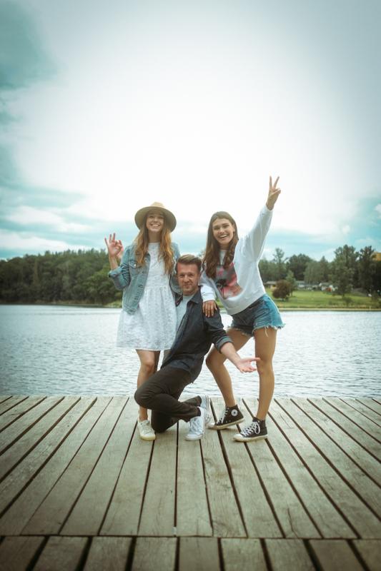 Zpěvák JEN má nový letní klip. Modelka Andrea Kalousová v něm snowboarduje v pískovně