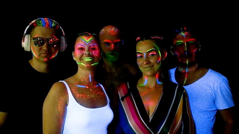 Spolupráca s americkým producentom vyšla, For You acapella predstavuje extravagantný videoklip a nadupaný cover od Dua Lipa