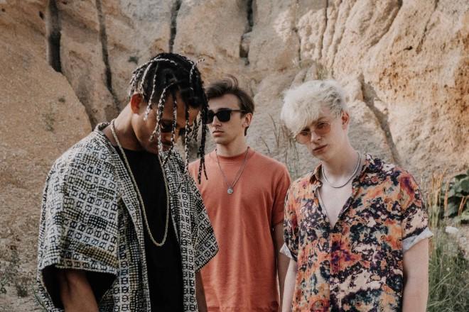 Adam Mišík s Benem Cristovao přichází v rámci   projektu HILLS 97 s letním hymnou Máma říkala.  EP HILLS 97 vychází už 7. srpna