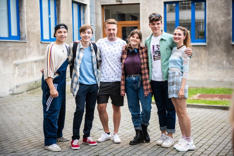 Zpěvák JEN bojuje novým singlem proti šikaně. Ve videoklipu si zahrála i Anička Čtvrtníčková