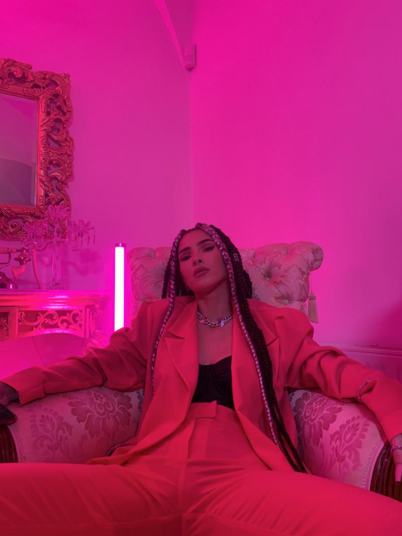 Ronie oficiálne uzatvára hudobnú éru debutového EP DOMINO