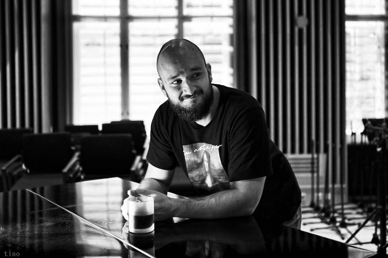 Pokáč spojil hudební síly s B-Side Band a vydává skladbu Co z tebe bude v nové aranži i s videoklipem. Píseň je součástí alba Folk Swings.