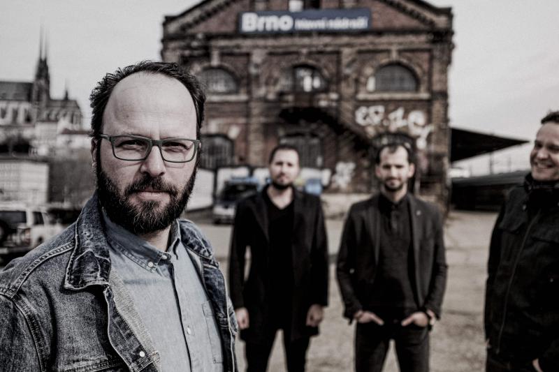 Mezinárodní kapela Tomáše Lišky se na 48 hodin sletí do Prahy, aby odehrála online křest jeho nového alba Hope