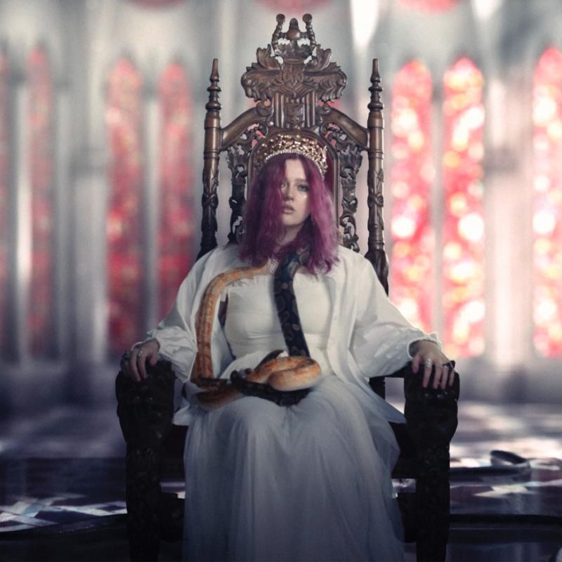 Karin Ann dál spolupracuje s producentem Yungbluda. Nový singl je o toužení po agónii.