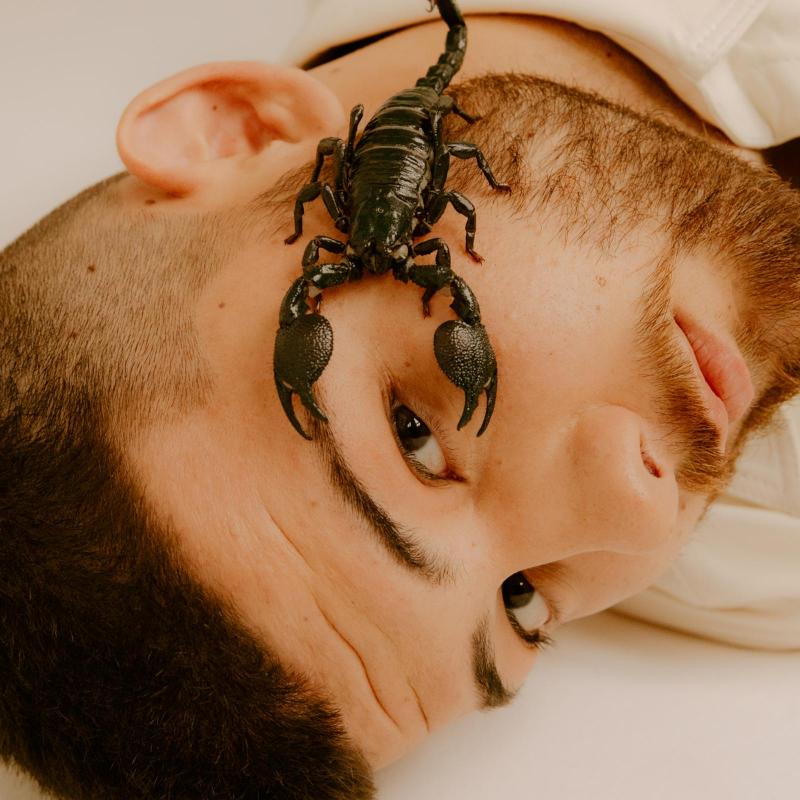 Calin vydává své debutové album ''Svědomí''. Zachycuje rychlý život i bolest srdce.