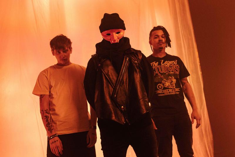 Vychází singl Pápá, k němuž si fiedlerski přizval Bena Cristovaa a STEINA27 