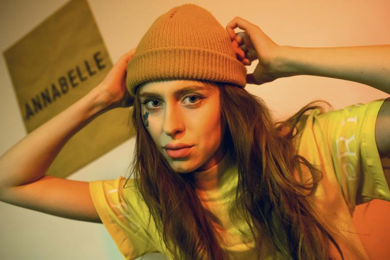 Zpěvačka ANNABELLE přichází s novým singlem a videoklipem MEDICINE.  ''Je to medicína pro uši,'' říká