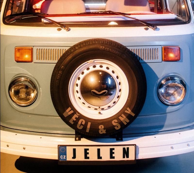 Jelen vstupuje se svěžím albem Věci a sny do zcela nové etapy. Tvůrčí energie má víc než kdy dřív. Nové album pokřtí naživo 11. dubnu v rámci online koncertu