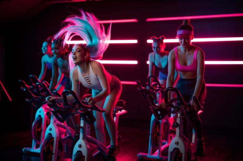 Zpěvačka Nelly udivuje novým singlem a sexy videoklipem Revolution