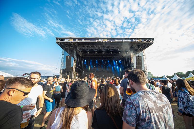 TOPFEST v Častkovciach si napriek obmedzeniam užili fanúšikovia aj kapely