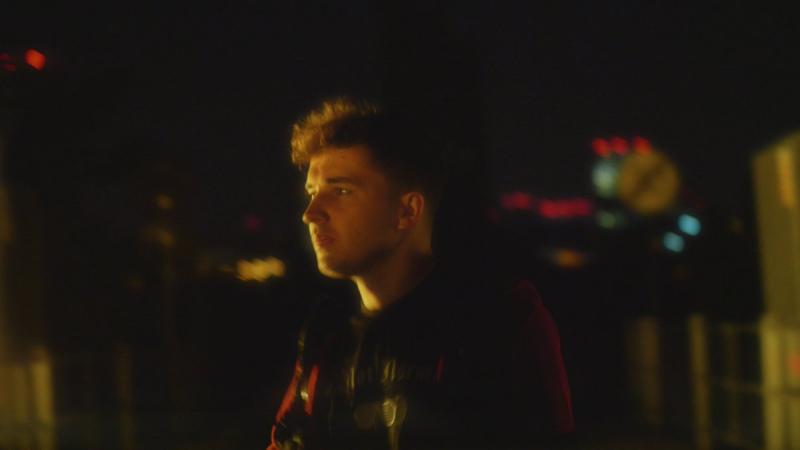 Míľnik v dejinách slovenskej elektronickej hudby! Medzinárodne úspešný producent Dlugosh v novej piesni City Lights dokazuje, že vie aj spievať!