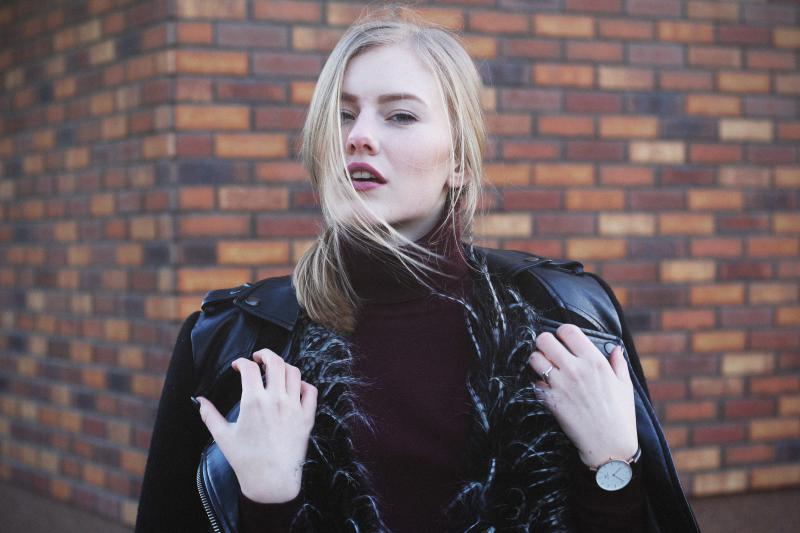 Úspěšná módní blogerka Annet Charitonova po spolupráci s Benem Cristovao vydává svou první sólovou píseň Remain Silent