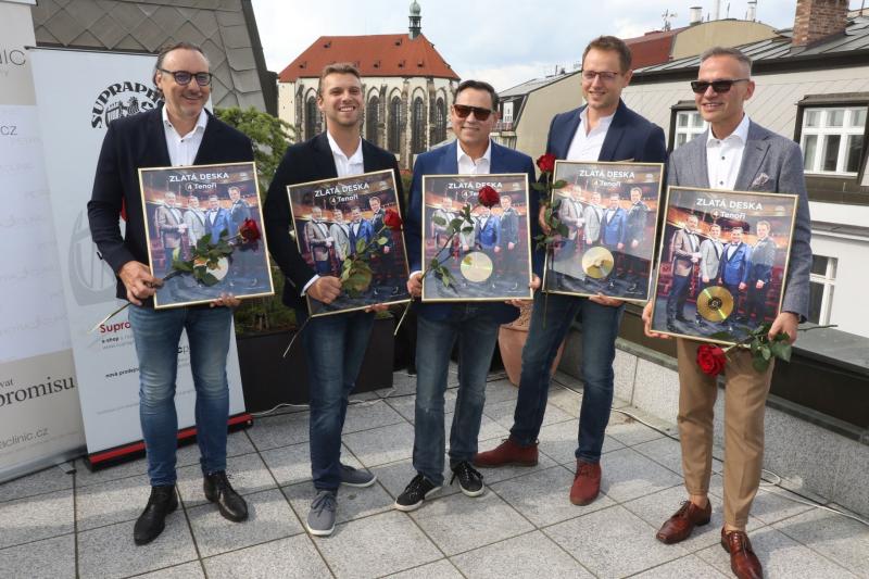 4 Tenoři si prevzali za svoj debutový album Zlatú platňu