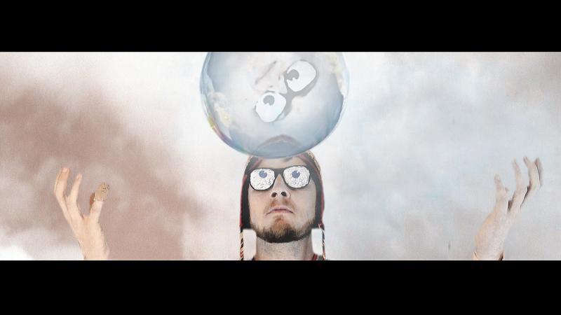 Honza Homola hraje v Barvách na sto let starou kytaru