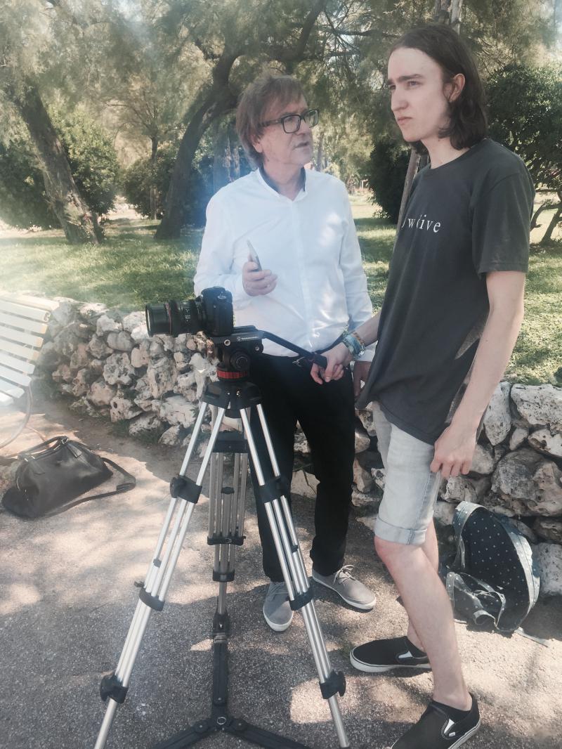 Miro Žbirka se v nejnovějším klipu LIVE nechá 'Pořádně vykoupat'