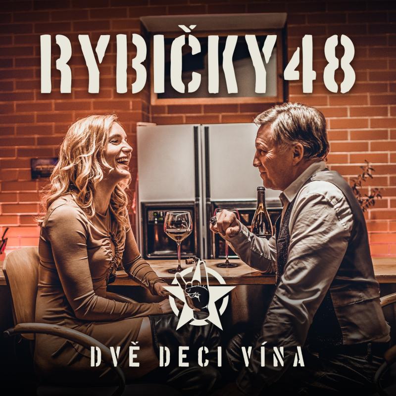 Kapela Rybičky 48 pro své fanoušky přichystala vánoční dárek. Píseň DVĚ DECI VÍNA vychází i s videoklipem na Štědrý den
