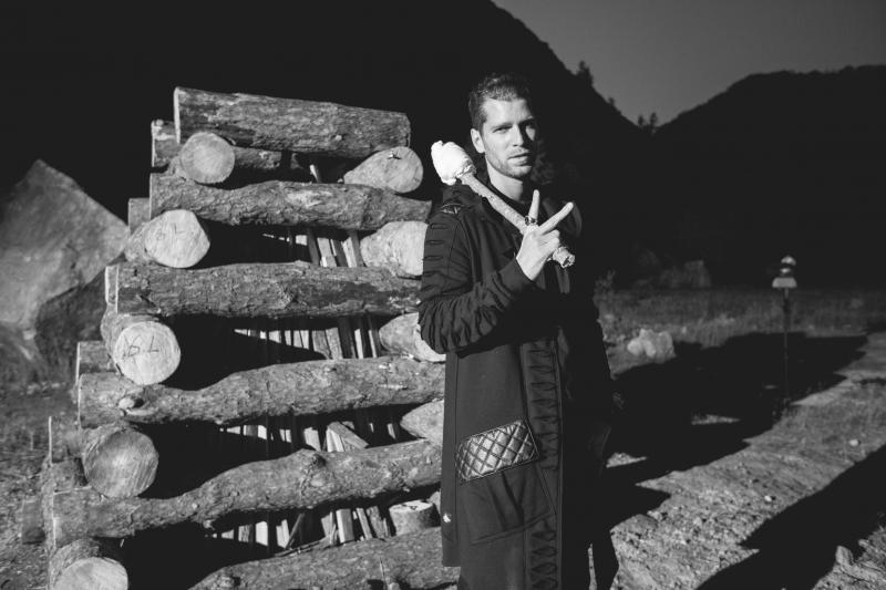 Hlas generácie Majk Spirit je v novom klipe "Zbojník", zbíjať mu pomáhajú Richard Müller, Peter Lipa či Robo Grigorov!