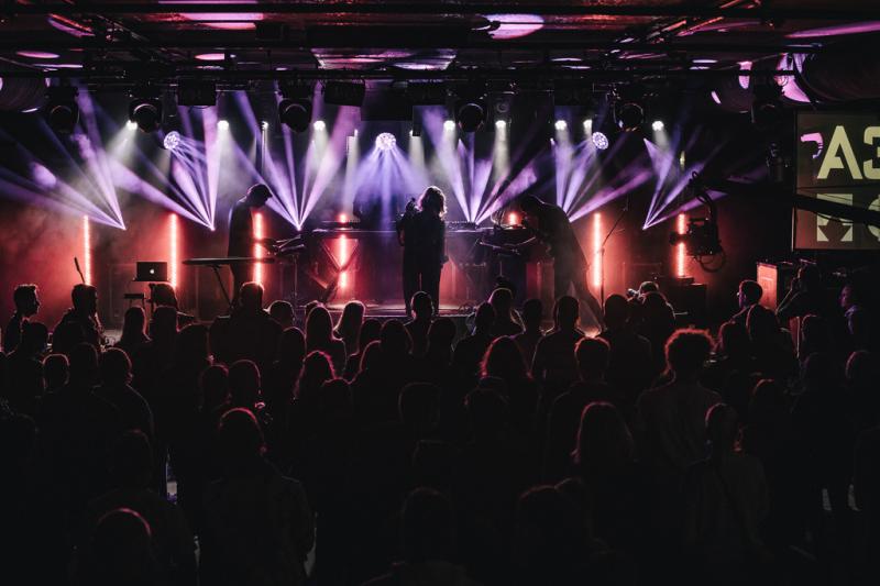 Toužení po moři v paláci Akropolis. Belau v Praze uzavírá turné ke svému karibskému albu.