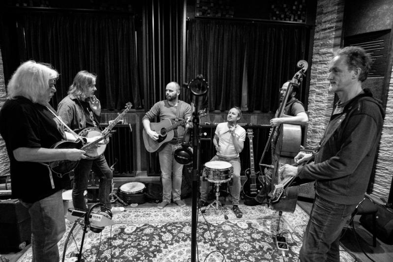 Druhá tráva točí Díl druhý, pokračovatele cenami Anděl ověnčeného alba. Podívejte se do studia.