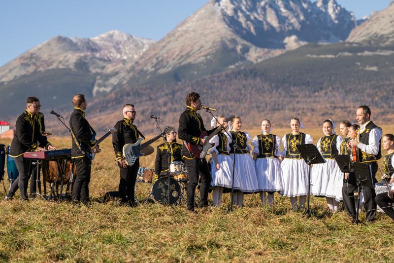 Iconito & FS Zemplín svojou novinkou pripomínajú nezmyselnosť vojny. Skladba ''V čarnim poľu'' uzatvára 7- dielny klipový seriál a projekt KORENE!