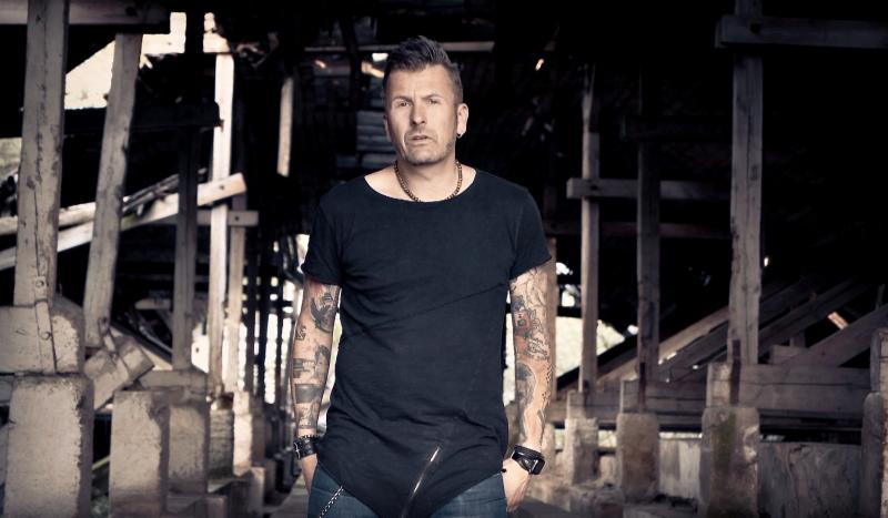 Láska přichází s novou písní Ani jako kluk