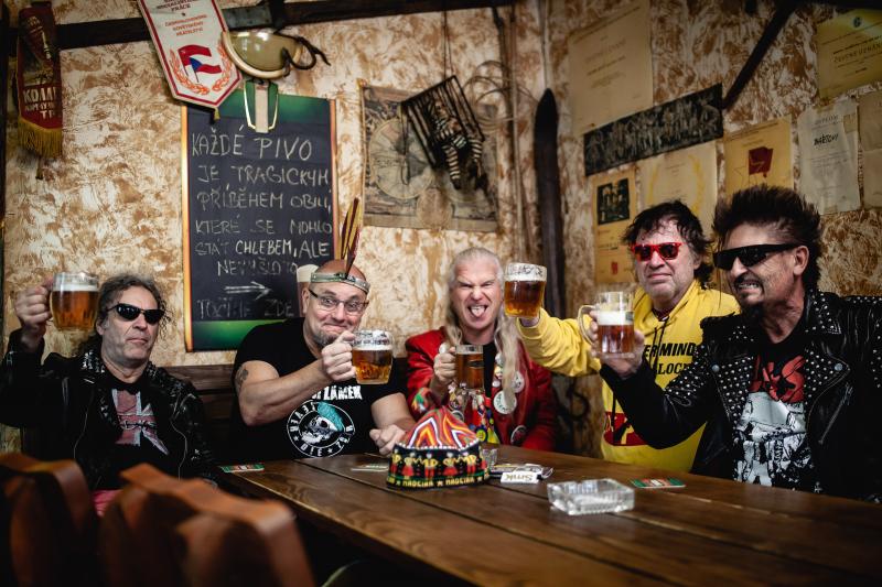 VISACÍ ZÁMEK BUDOU MÍT s JOHNEM DEBILEM VLASTNÍ POMNÍK