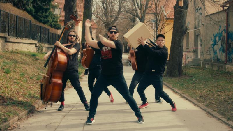 Kapela Heľenine Oči oslavuje úspech piesne Langoš súťažou o súkromný koncert