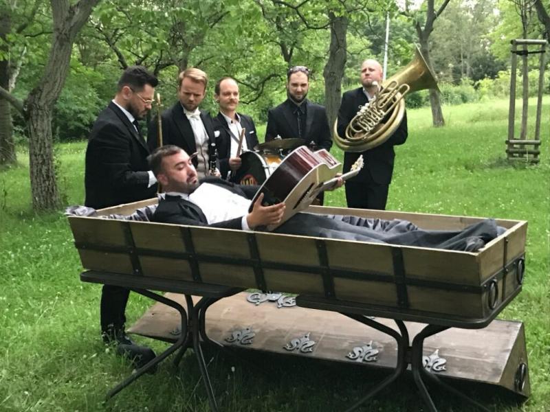 Ivana Jirešová, Sandra Nováková i další přátelé dorazili. Zpěvák kapely Circus Brothers svůj pohřeb nestihl