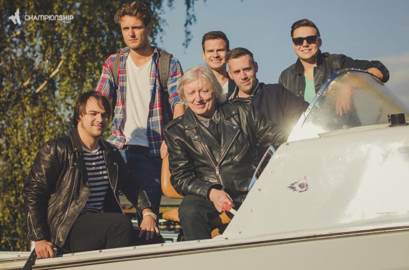 Václav Neckář si Zpívá. Pomohla mu k tomu skupina FiHA