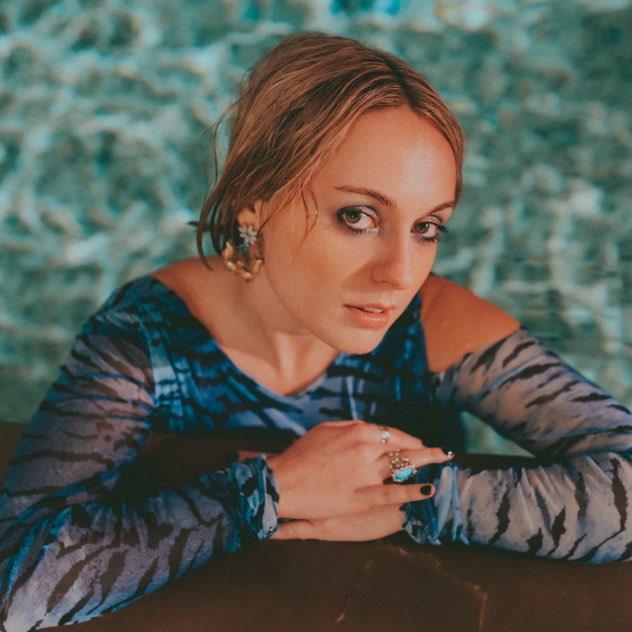 Po EP Slow Burn přichází zpěvačka Maella s intimní novinkou Flood