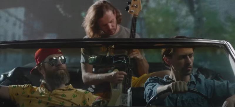 Kapela Acornhoek vydáva po dvoch dekádach existencie prvý klip v štýle šialenej jazdy červeným kabrioletom