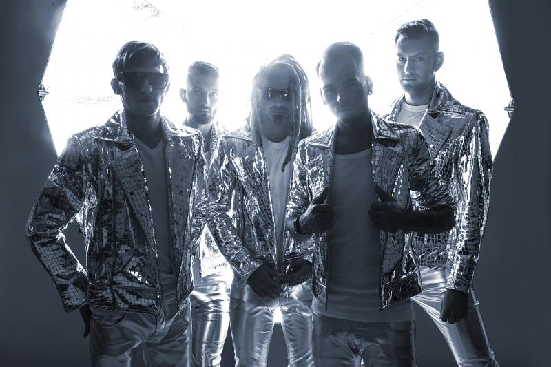 Mandrage s Jaguárem na krku vyloupili banku