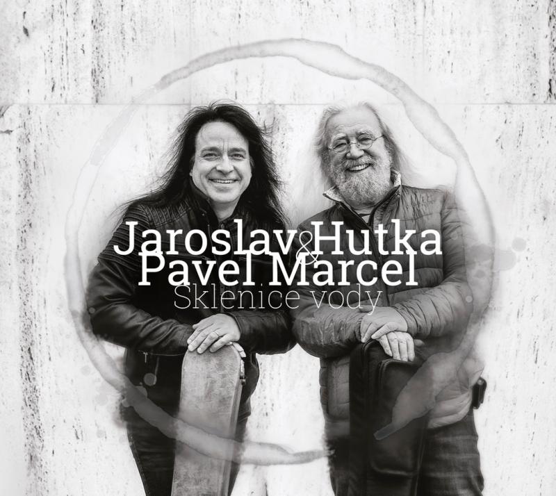Písničkářská legenda Jaroslav Hutka vydává spolu s rockovým kytaristou Pavlem Marcelem album SKLENICE VODY