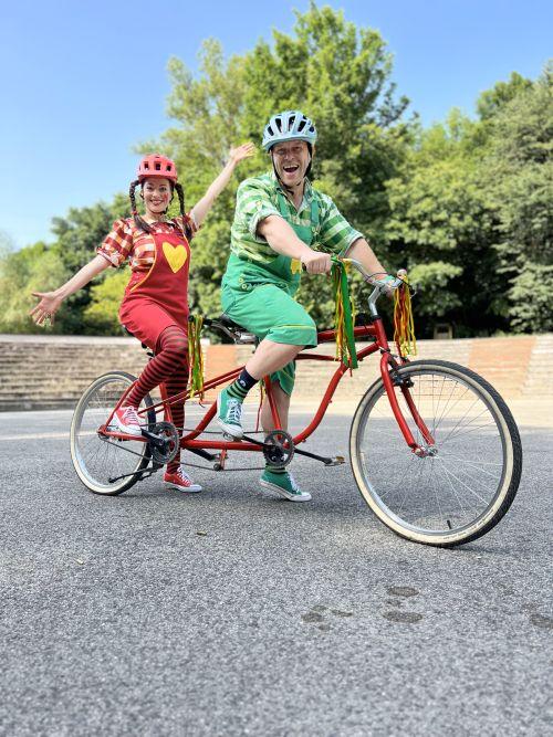 Spievankovo nakrúcalo letný klip Kolesá v skafandroch z NASA a na tandemovom bicykli