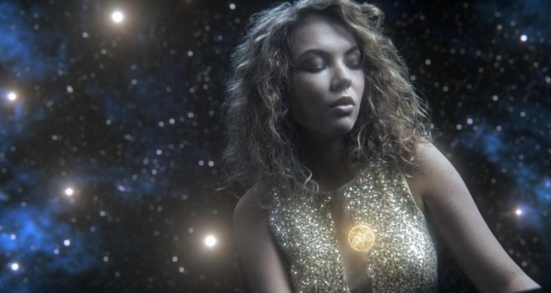 Titulní píseň k novému českému filmu Tajemství a smysl života složila její autorka ve třinácti letech