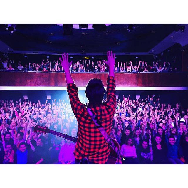 Adam Ďurica ukončil úspešné jesenné turné, pre veľký záujem pridáva ďalšie koncerty! 