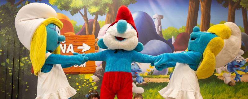 Do Bratislavy sa prisťahovali Šmolkovia! Veľkolepý zábavný park slávnostne otvorili Zuzka Šebová, Roman Pomajbo a Mária Podhradská