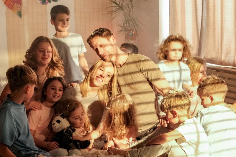 ''Ženy B-Side Bandu'' natočily videoklip k písni Polštáře. Je to milá oslava rodinné harmonie