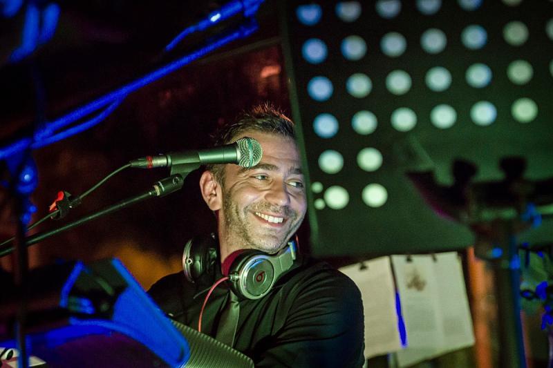 Never Give Up! - Spojenie elektronickej  a rockovej hudby funguje