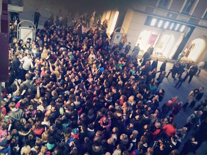 Duo SLZA způsobuje davové šílenství a oznamuje další zastávky autogramiád! Jejich debut KATARZE se stal ihned nejprodávanějším albem týdne!