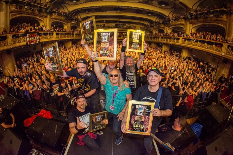 Harlej se připravuje na oslavu 30 let, natočil klip k písni Vstávej ve vyprodané Lucerně a v reedici vydal dva vinyly