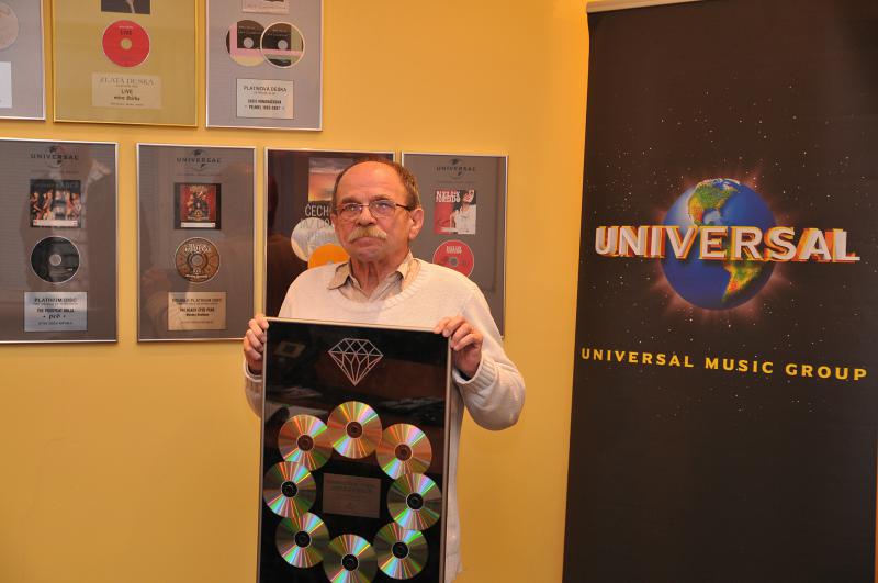 Jaroslav Uhlíř převzal DIAMANTOVOU DESKU za půl milionu prodaných nosičů