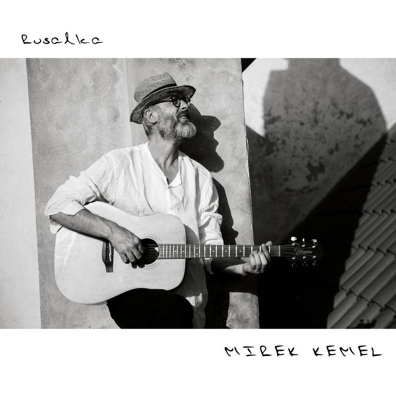 Písničkář a karikaturista Mirek Kemel přichází s novou písní Rusalka o vášni, samotě a touze. Nová deska Mordyjé vyjde 25. října