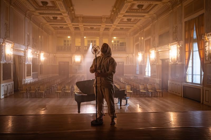 Lukáš Adamec zverejnil videoklip k piesni Rád by som, natočil ho na jeden záber