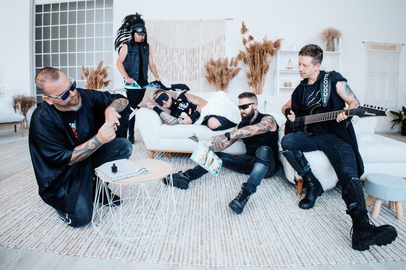 COCOTTE MINUTE slaví 20 let od vydání debutu vymazlenou Best Off Khou