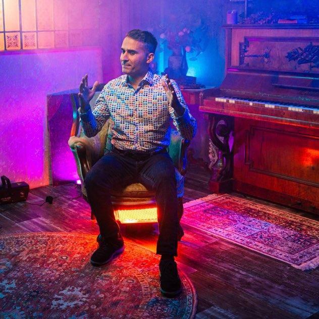 Radek Banga v novém vánočním videoklipu prozradil, že čekají s manželkou miminko