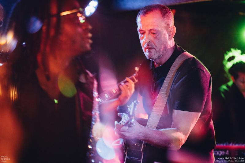 Velký jamajský pátek. Junior Dell a Green Sm&#229;troll roztančí Malostranskou besedu