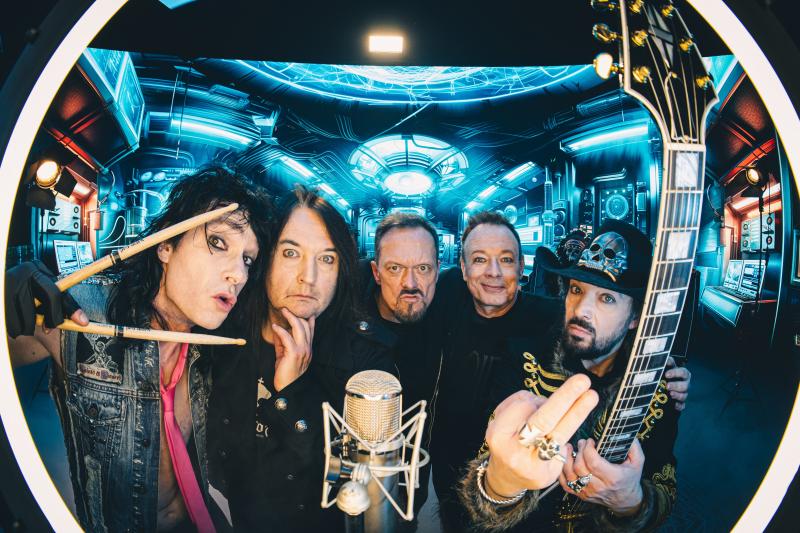 LUCIE UVÁDÍ VIDEOKLIPY K NOVÝM SINGLŮM A VYDÁVÁ LIMITOVANÝ VINYL