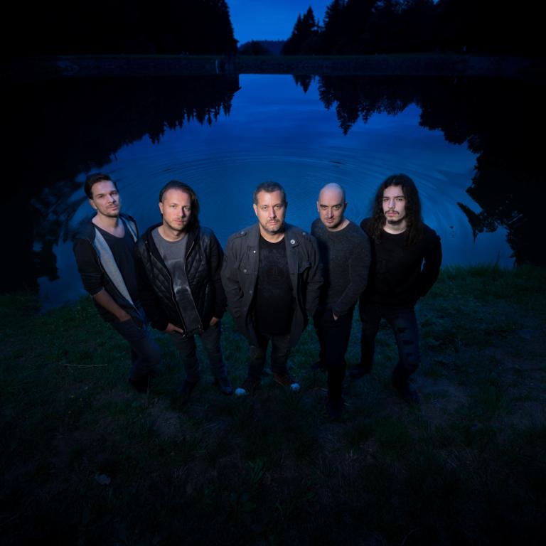 Skupina Čisté Tvary predstavuje sci-fi videoklip "Oblohy Iných Časov", ktorý sa inšpiroval aj detským seriálom z 80-tych rokov „Pa a Pi“.